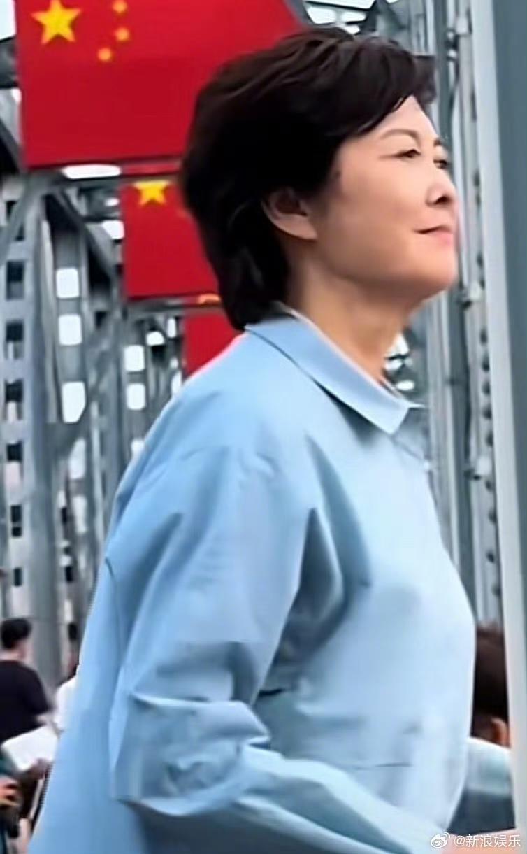 敬一丹最后一次公开露面。6月18日哈尔滨松花江大桥上，路人随手拍到的一幕，现在回