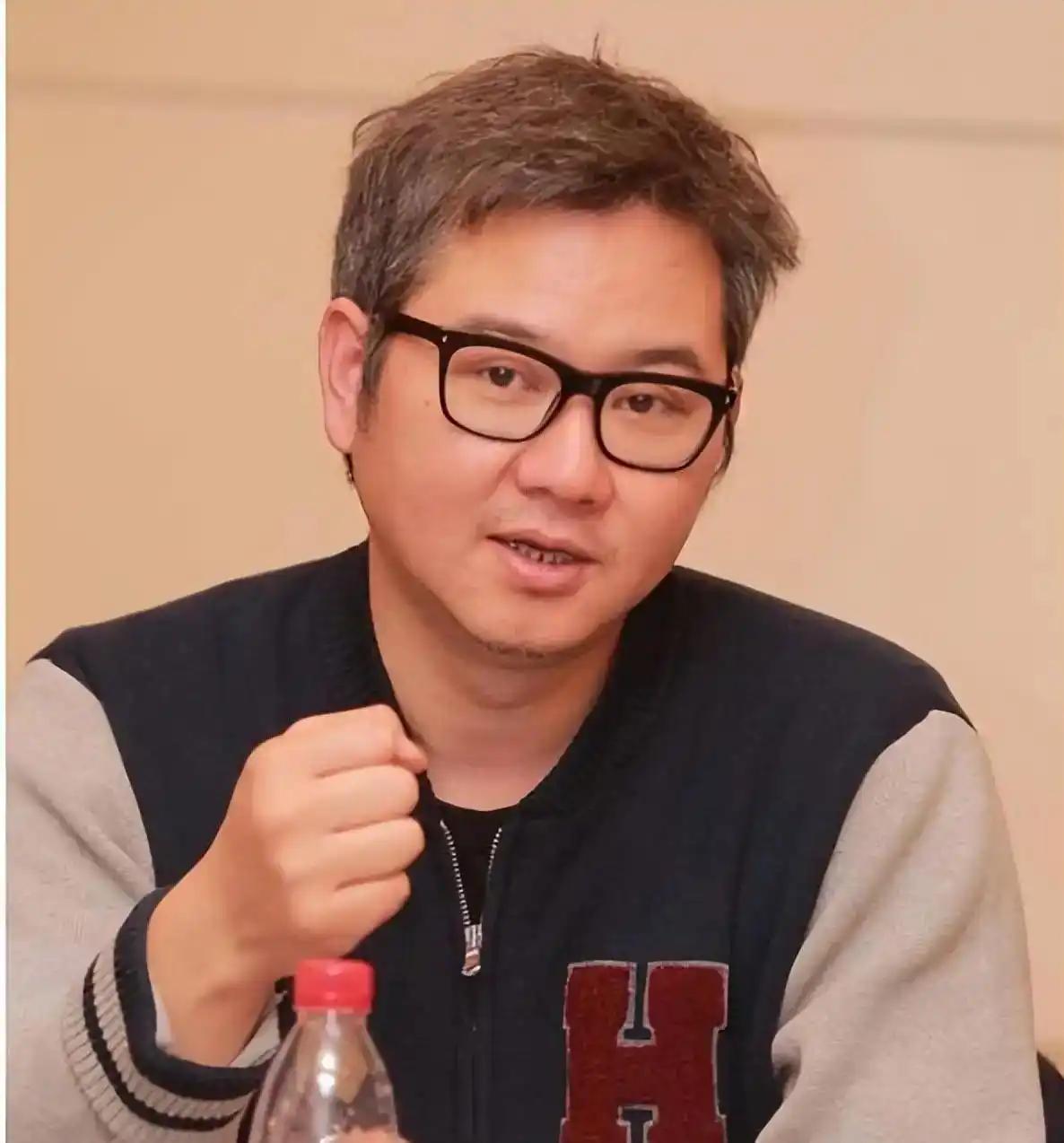 情感专家说：“女人如果真的爱上你，她的第一反应，一定是给你买东西。”
 
这句话