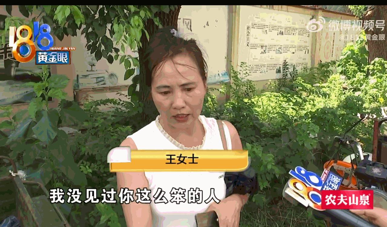 一个56岁的成年人，花钱报名学车，最先学会的却不是踩离合，而是看教练脸色。她第一