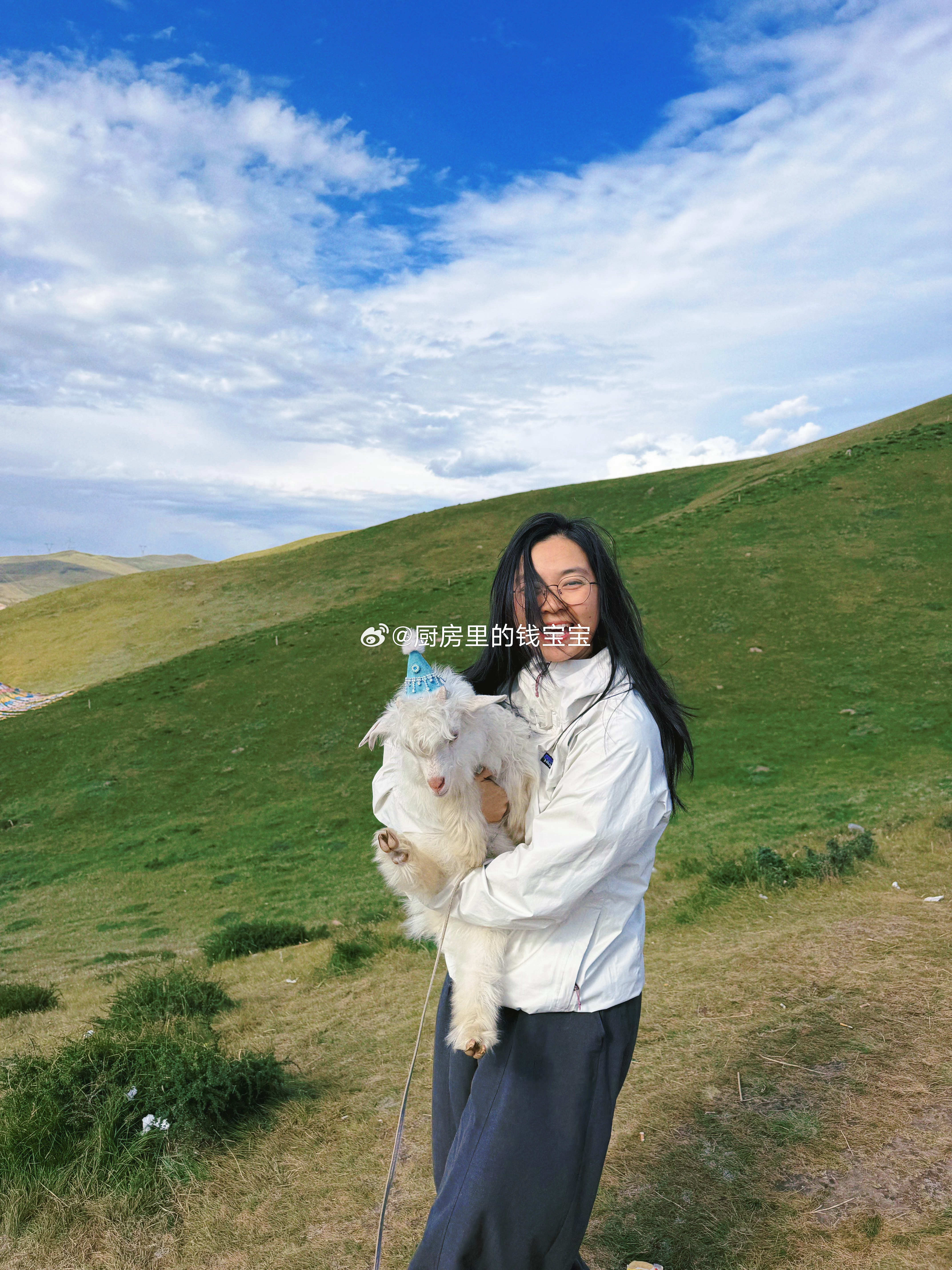 再难过的人都会被怀里的小羊治愈到的～梦想中的退休生活就是会养一只小羊咩咩，它最后