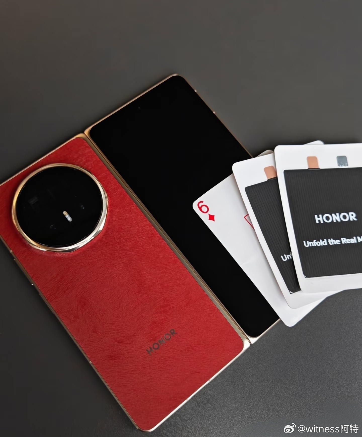 薄如纸牌的荣耀青海湖刀片电池，怎么做到的？荣耀MWC2026荣耀magicv6荣