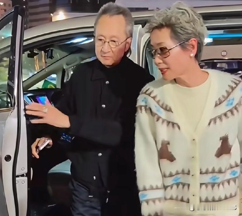 看到叶童老师和老公同框，还是那么登对养眼。她在《一路繁花》里说的那段话真通透，以