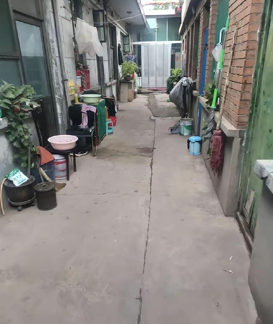 我花100块月租租房，被朋友嘲笑贫穷，最后他们全都羡慕我。
 
成年人最顶级的通