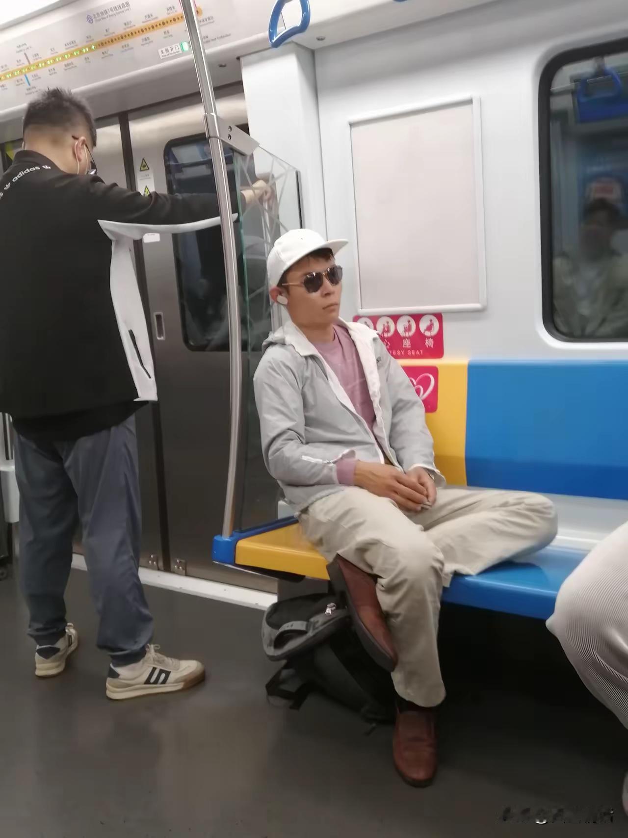 这个人好像一个明星，想不起来什么名字了。。。