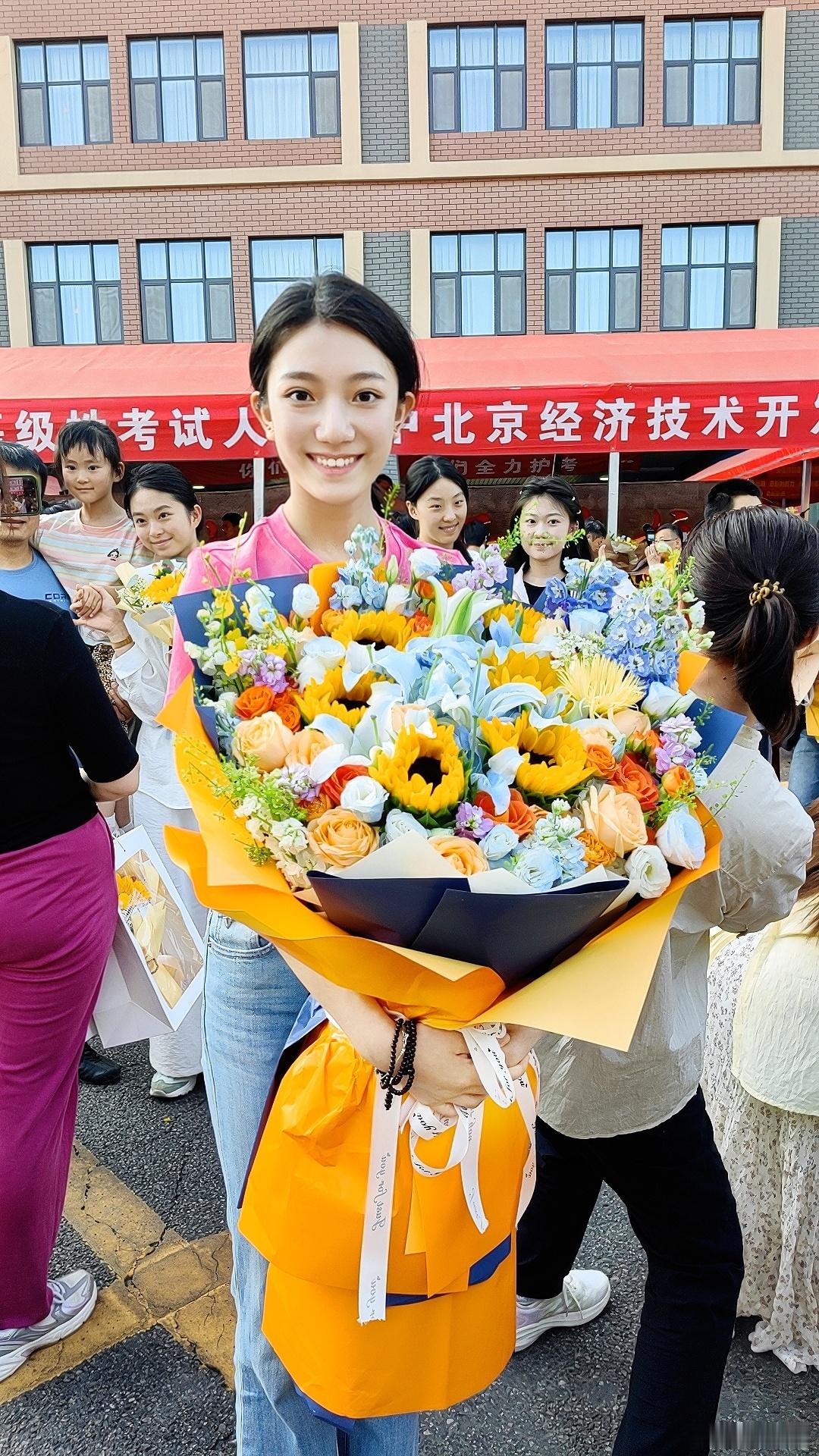 四天高考圆满结束，此刻仪式感必须拉满，给孩子和老师的鲜花已就绪🎉🎉🎉🎉?