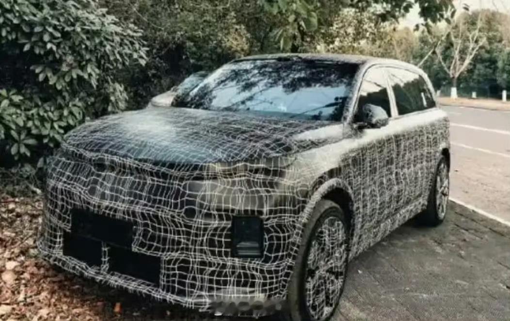 全新理想 L9 谍照曝光，说实话第一感觉不是“改了多少”，而是更稳了。整体比例更