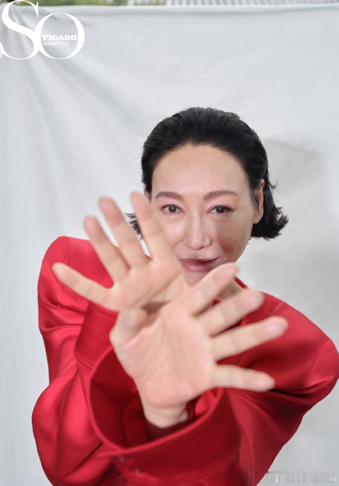 惠英红陈伟霆你看看我谁被这一幕萌到！惠英红来到陈伟霆直播间留言喊话陈伟霆你看看我