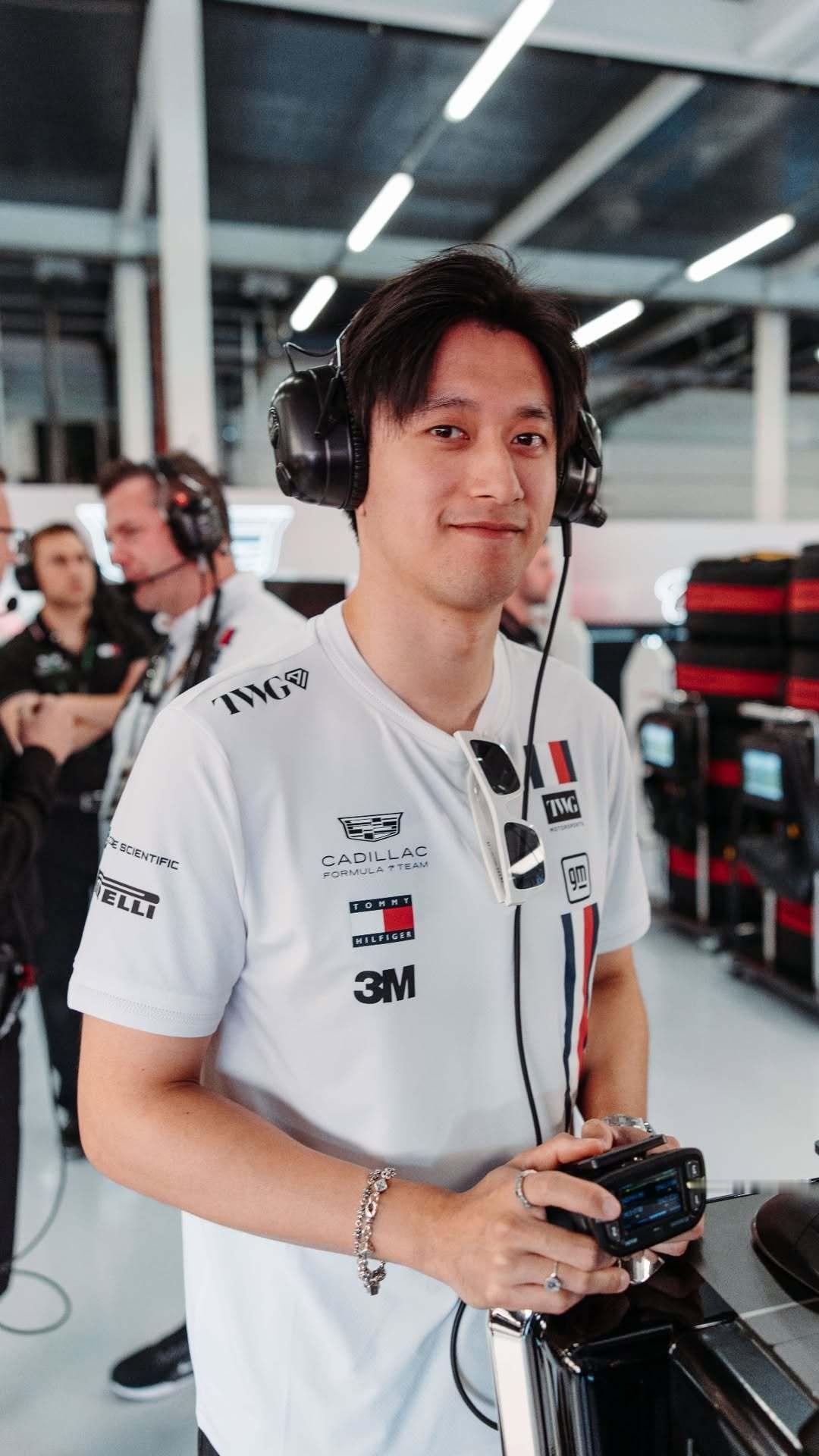 英国站周五📍帅周的工作照来了💪🏻第一张是凯迪拉克F1车队官媒发布哒📸第二
