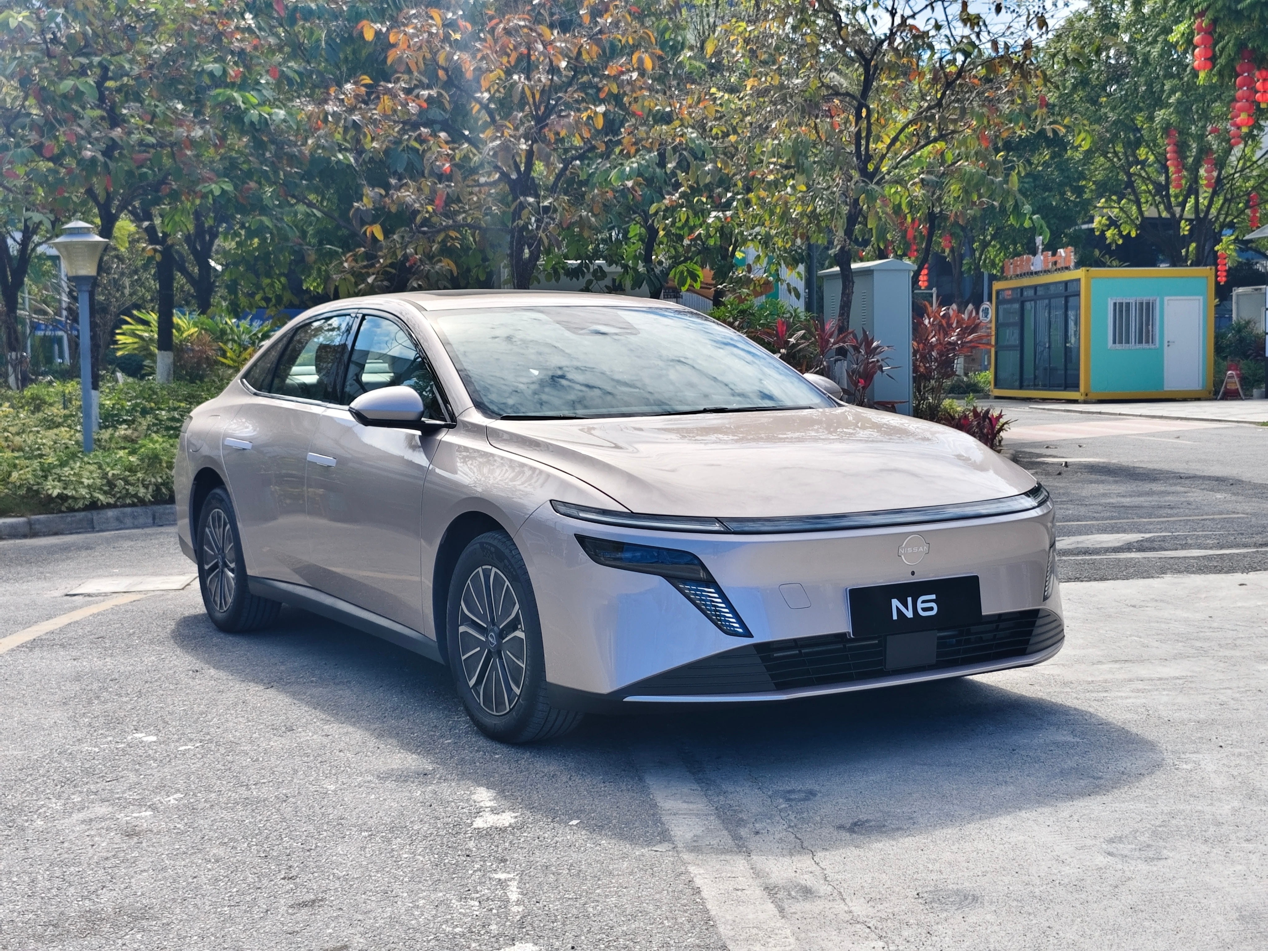 教授今天试驾了东风日产N6 这是一台10.69万的180 max版，目前市面上能