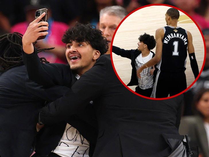 NBA总决赛G1赛场突发小插曲，一名未成年球迷贸然冲进场内，想要上前和文班亚马合