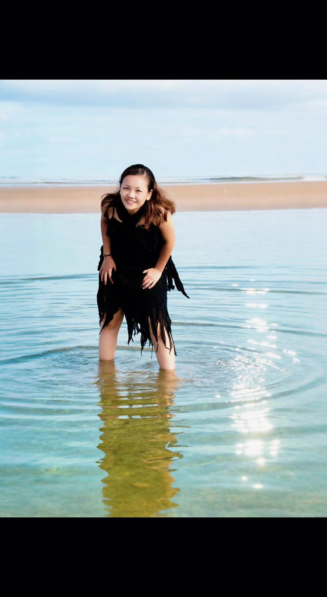 🌊裙摆蘸着碎银，脚丫在水面写诗✨
涟漪偷走影子，却带不走笑纹🌞
海是倒过来的