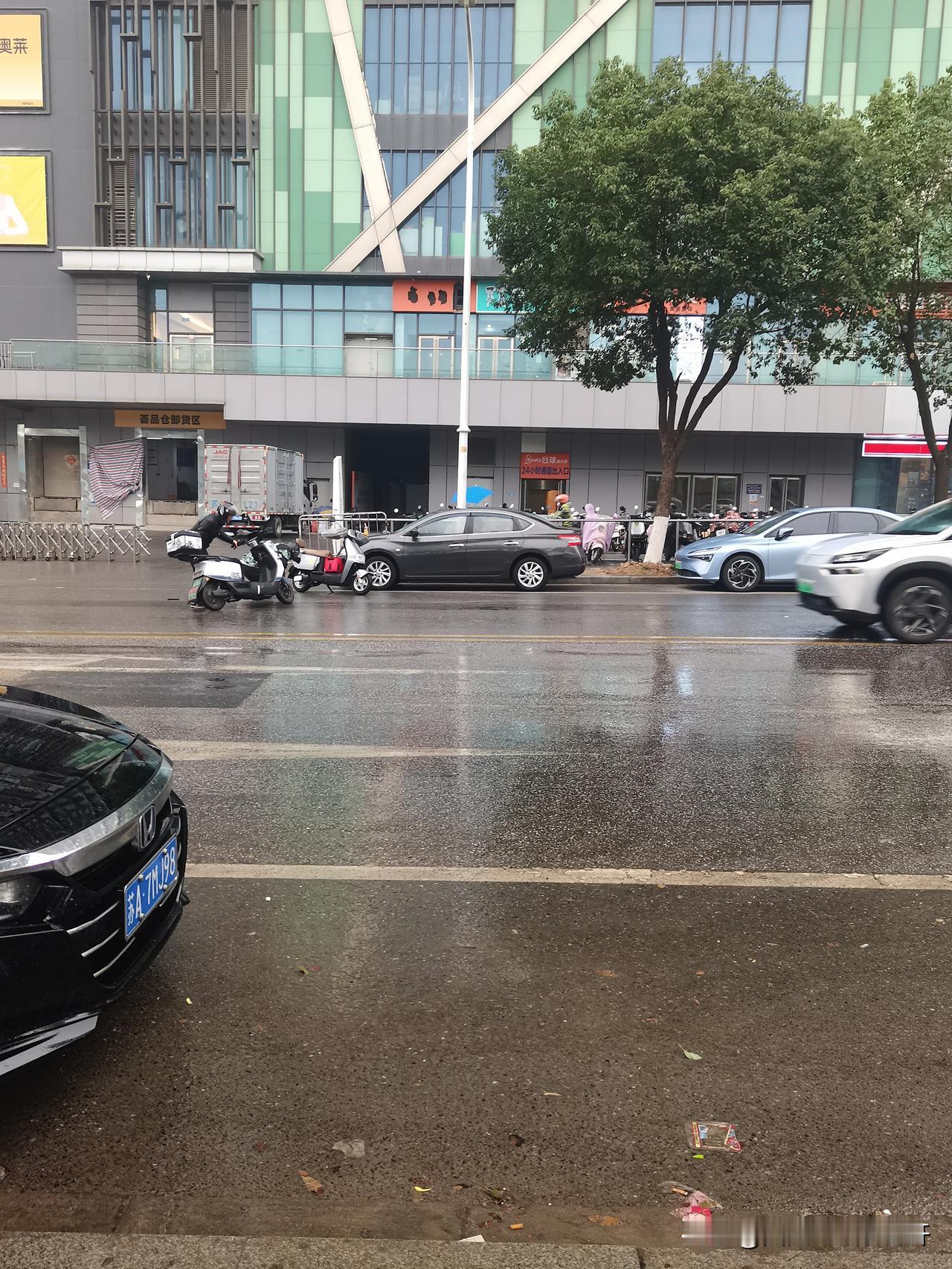 所谓的卷来自于差别太大

大家都累，心累，因为你不敢放松，不敢躺平，每个人都必须