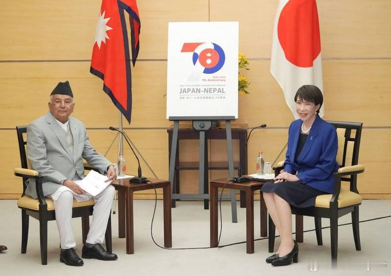 造势频繁握手致右手受伤 高市早苗会见尼泊尔总统未按惯例握手合影海外新鲜事日本 日