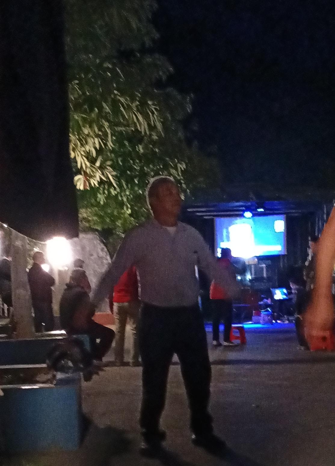 拍打操与卡拉OK的冲突
各退一步和谐结局～好

今晚，我们照例去足拉屯河边小广场