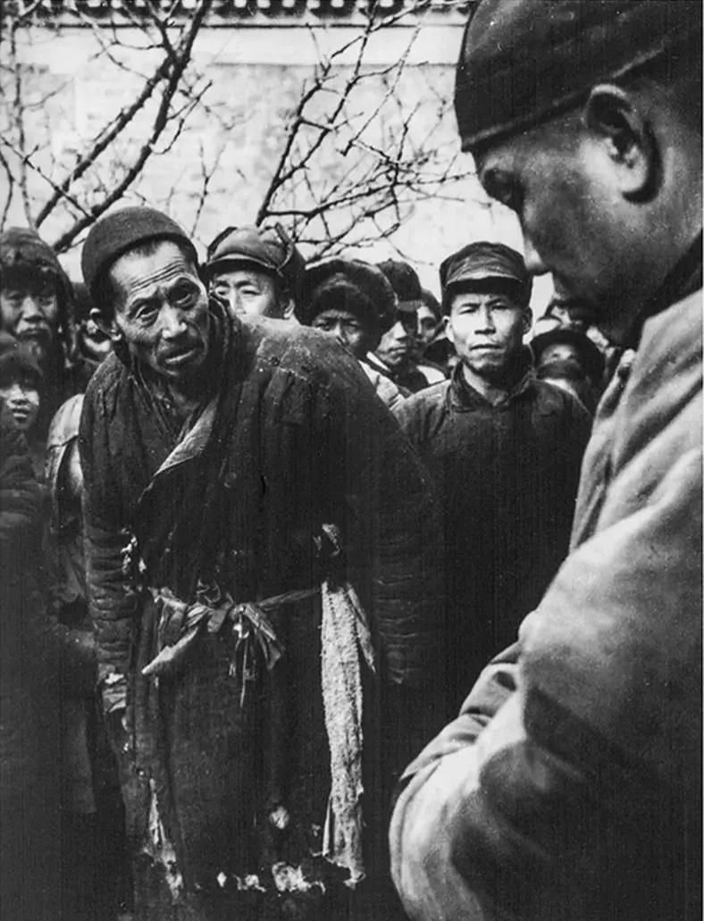 1950年北京深沟村，批斗村里的地主恶霸。