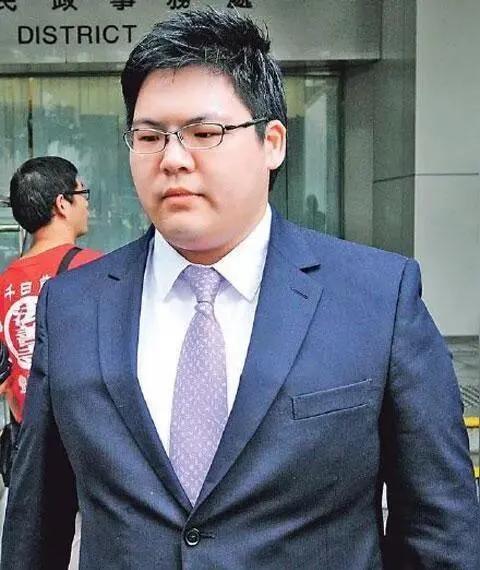 向佑现在估计要怀疑人生了，
翻来覆去想了一夜，怎么也想不明白，明明自己才是父母的