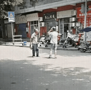 可怜的小伙子为了自证清白，在大爷要出手打他的时候双手抱头，大爷出手的一刹那小伙子