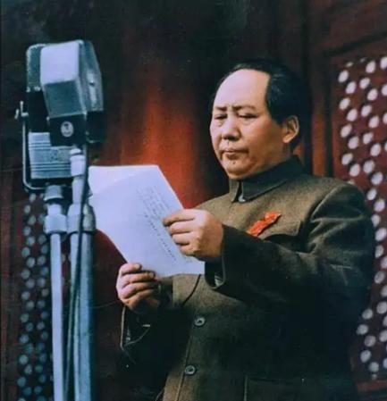 1966年初，美国远东情报局注意到每年国庆节毛主席都会登上天安门城楼观礼，由此制