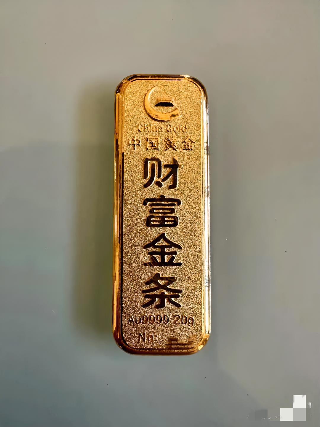 2019年起，我老婆每月工资到账就买十克金，到现在攒了五百多克。最近金价飙到九百