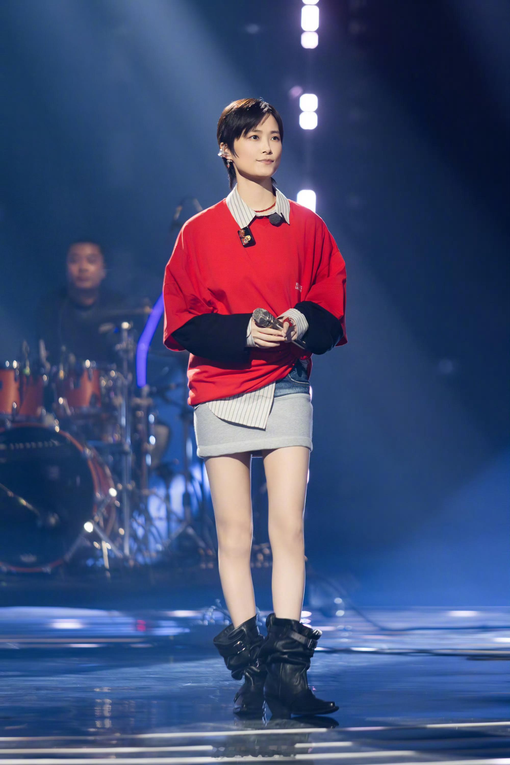 #李宇春翻唱抓娃娃片尾曲# 在综艺#有歌2024# 中翻唱由沈腾、马丽主演的暑期