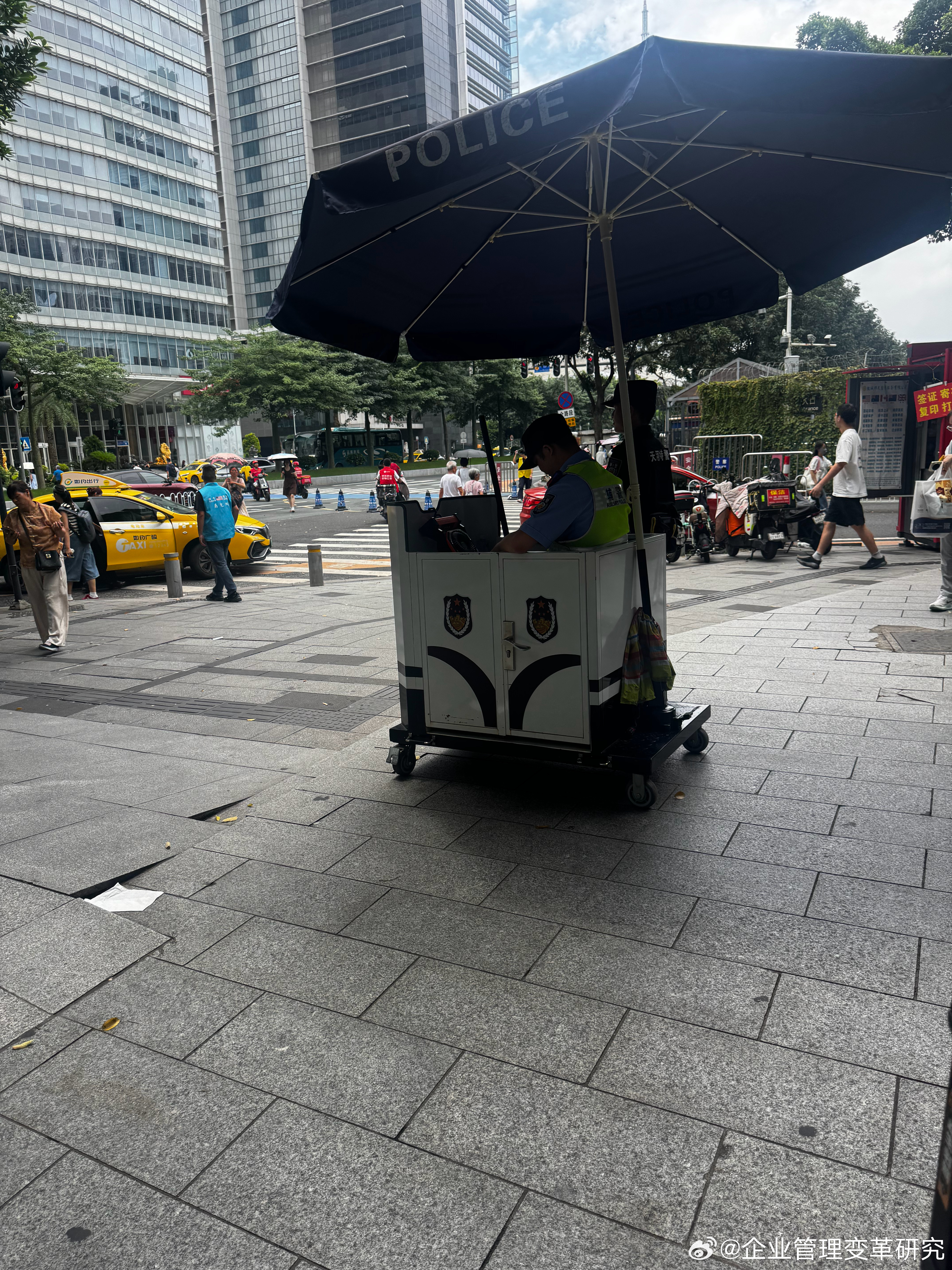 在珠江新城走了15分钟，经过5个十字路口，每个路口都见有手持长铁棍、身穿黑衣、头
