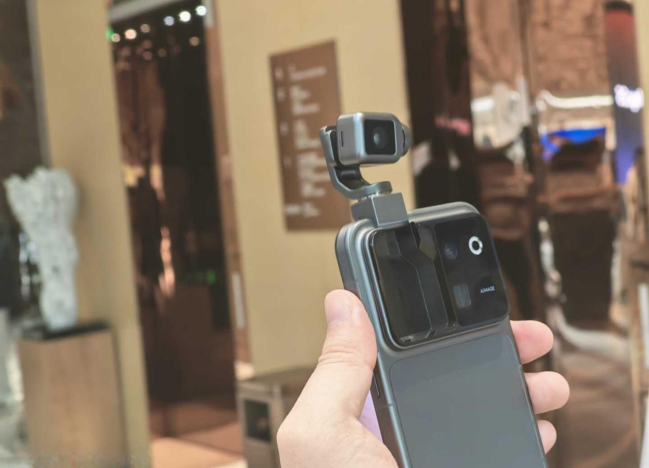 赶在发布会上告诉你RobotPhone很挑人
最近RobotPhone热度很高，