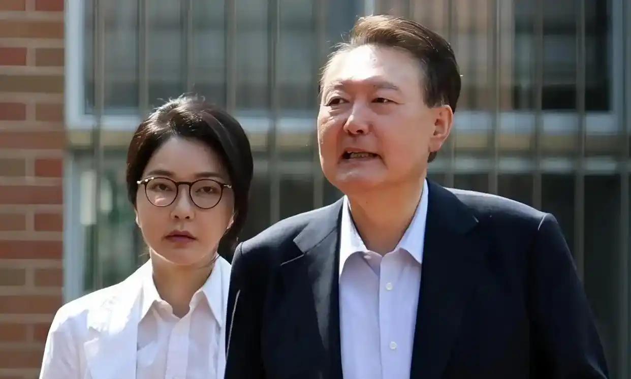 尹锡悦这次是彻底被抛弃了！
近日，韩国特检组把尹锡悦戒严令事件所有细节曝光后，有