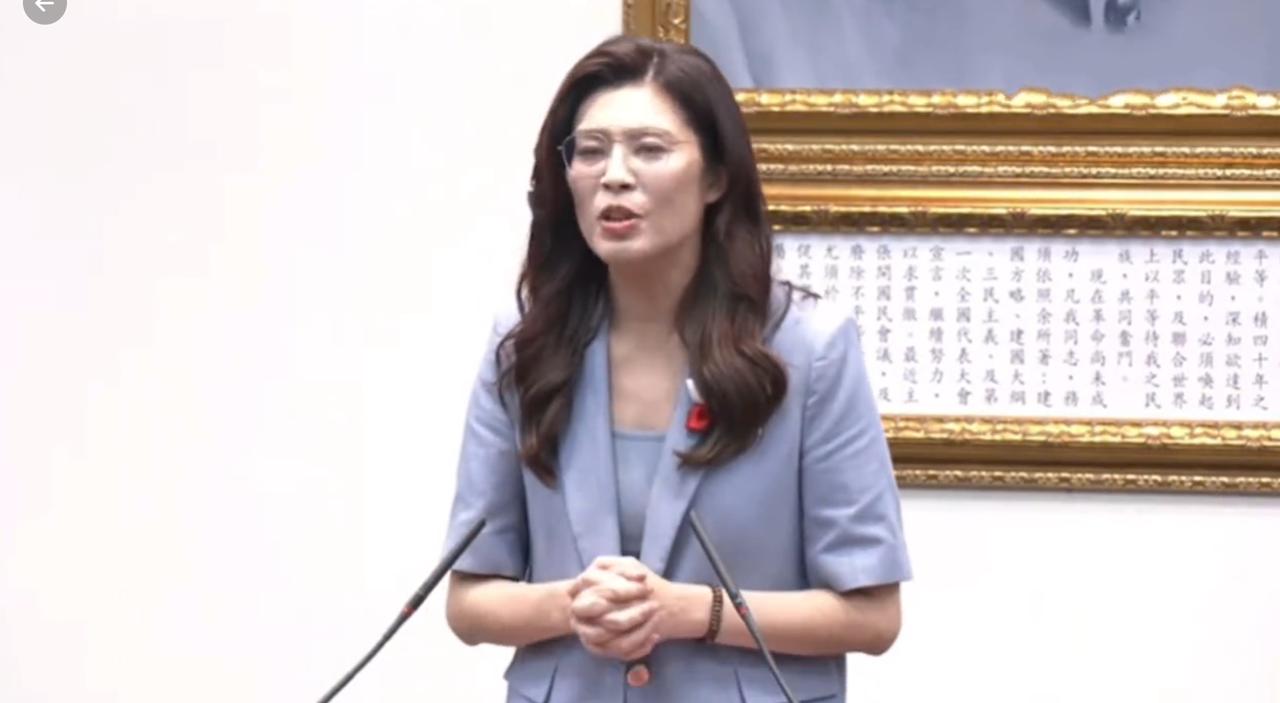 郑丽文回应访问大陆，3月30日上午召开中外记者会，称希望为两岸和平跨出成功的第一