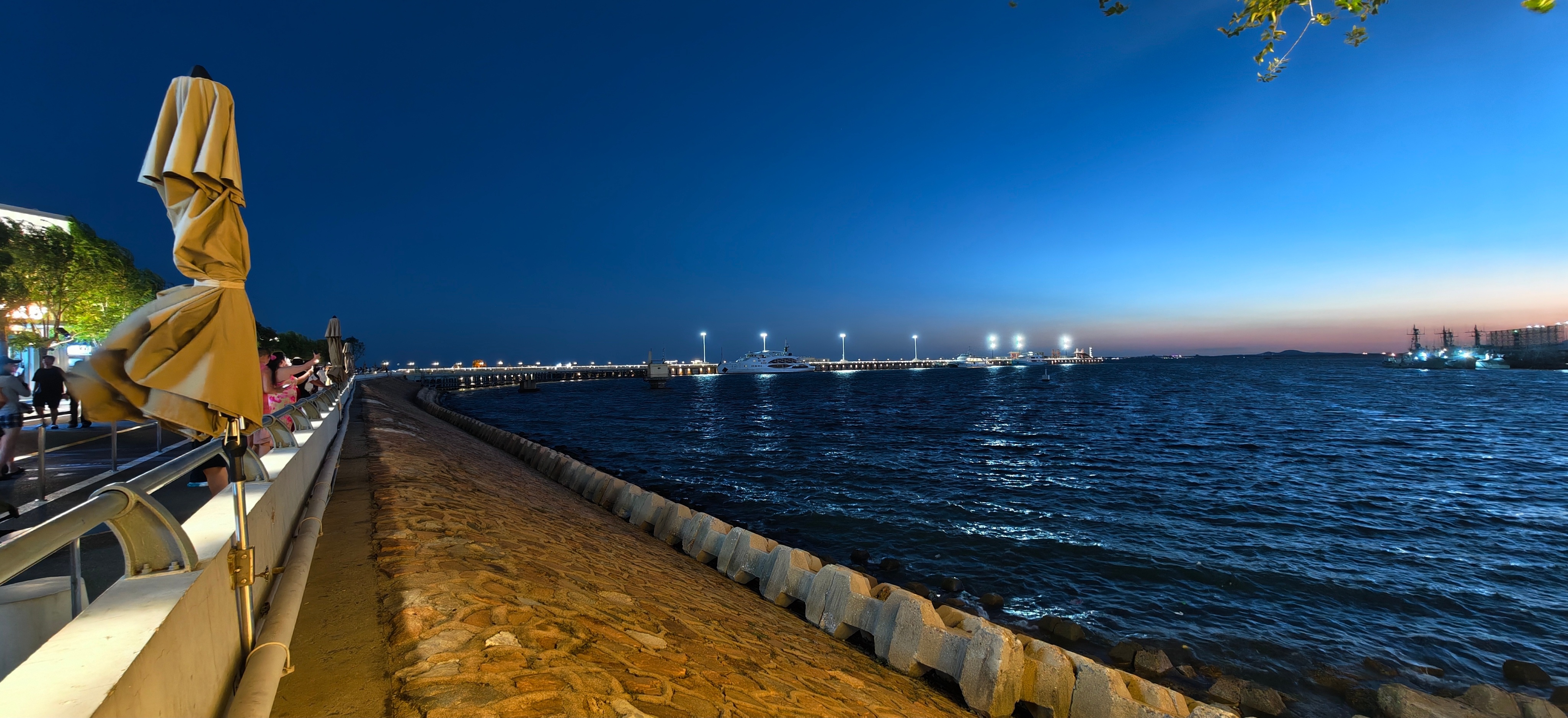 今晚的天气不错，非常适合熬夜[流鼻血] ​​​