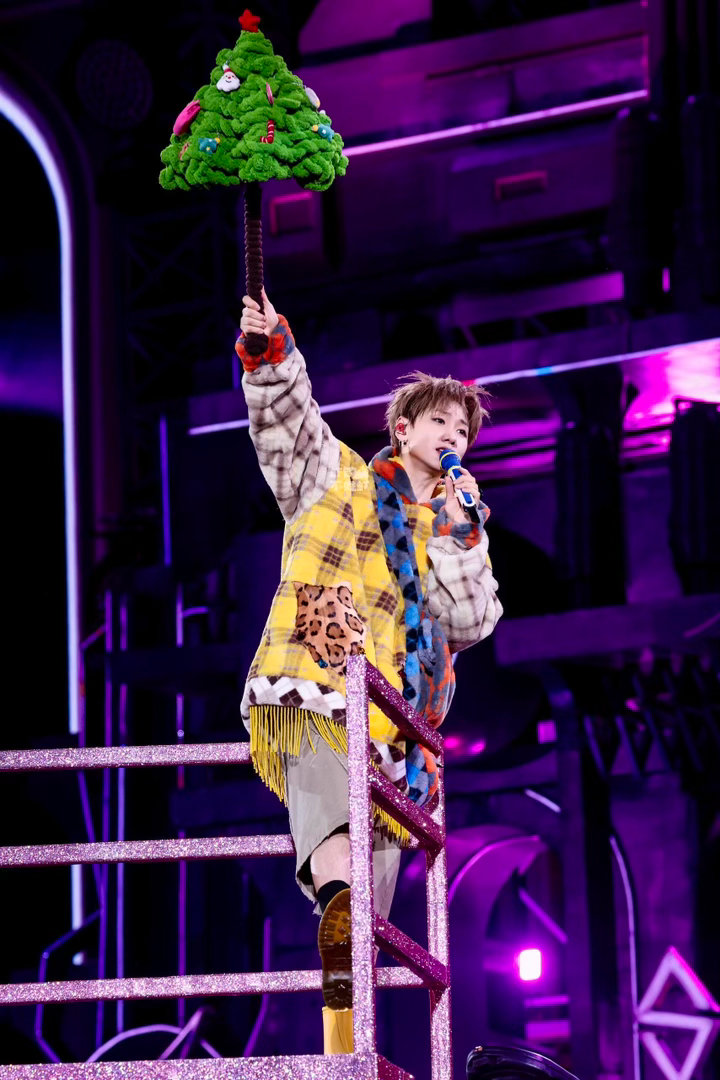 汪苏泷捡到粉丝手机手机掉了本来就够慌的，结果低头捡起来的是汪苏泷本人。自拍模式全