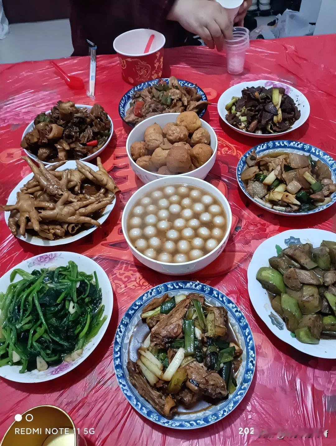 五一放假，各人都在玩自己喜欢的事。有的旅行，有的亲朋好友聚会，有的打麻将，有的逛