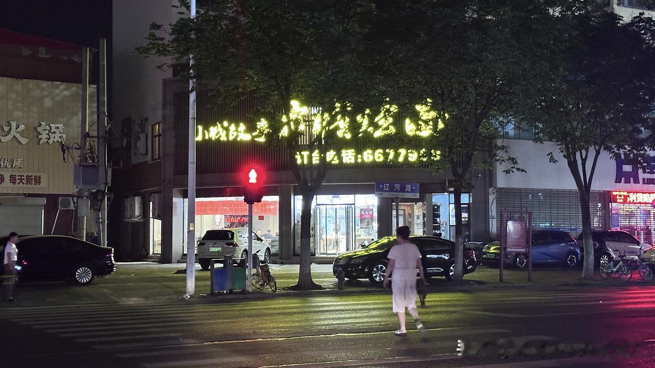 【讲小城故事，品方城烩面，漯河还有一家方城烩面馆】说起烩面，在漯河有两种，或许漯