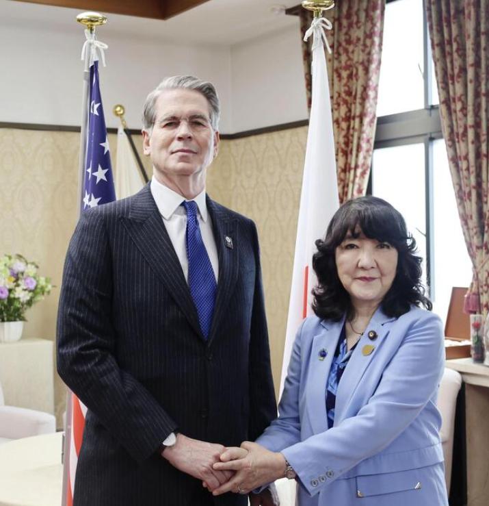 5月12日，美国财长贝森特在东京财务省与日本财务大臣片山皋月举行约两小时闭门会谈