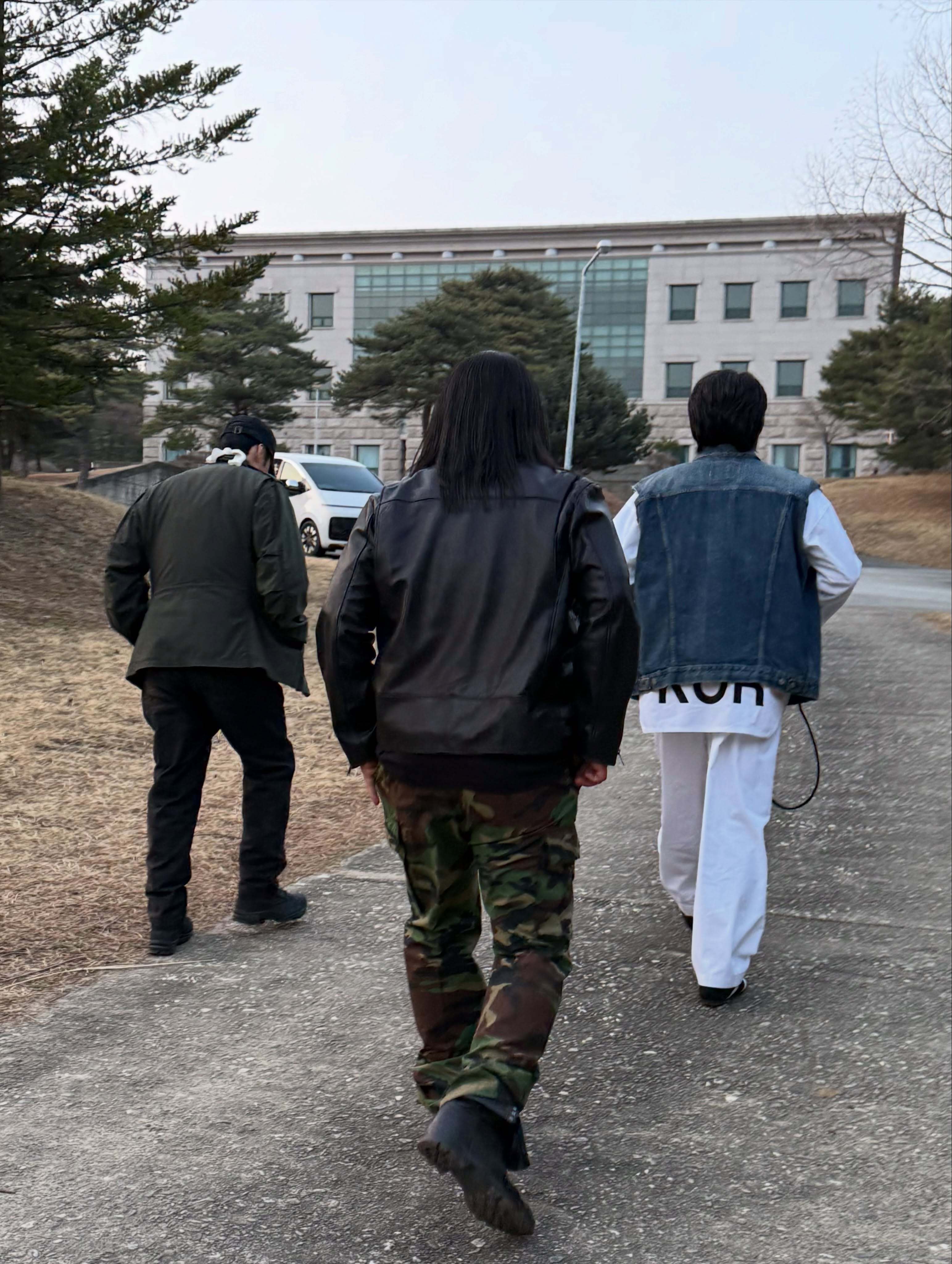 苏志燮 苏演员IG更新戴眼镜的大叔三人组花絮图配文：可靠🐮 