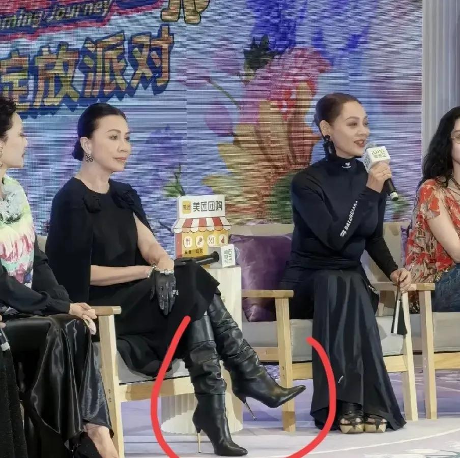 刘嘉玲原来有洁癖，难怪她总喜欢戴手套，我以为是为了装饰。
梁朝伟说过，因为洁癖，