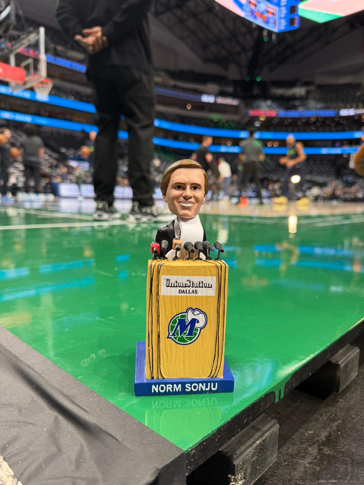 MFFL 今天前5000名到场的球迷将得到一个Norm Sonju的摇头娃娃。森