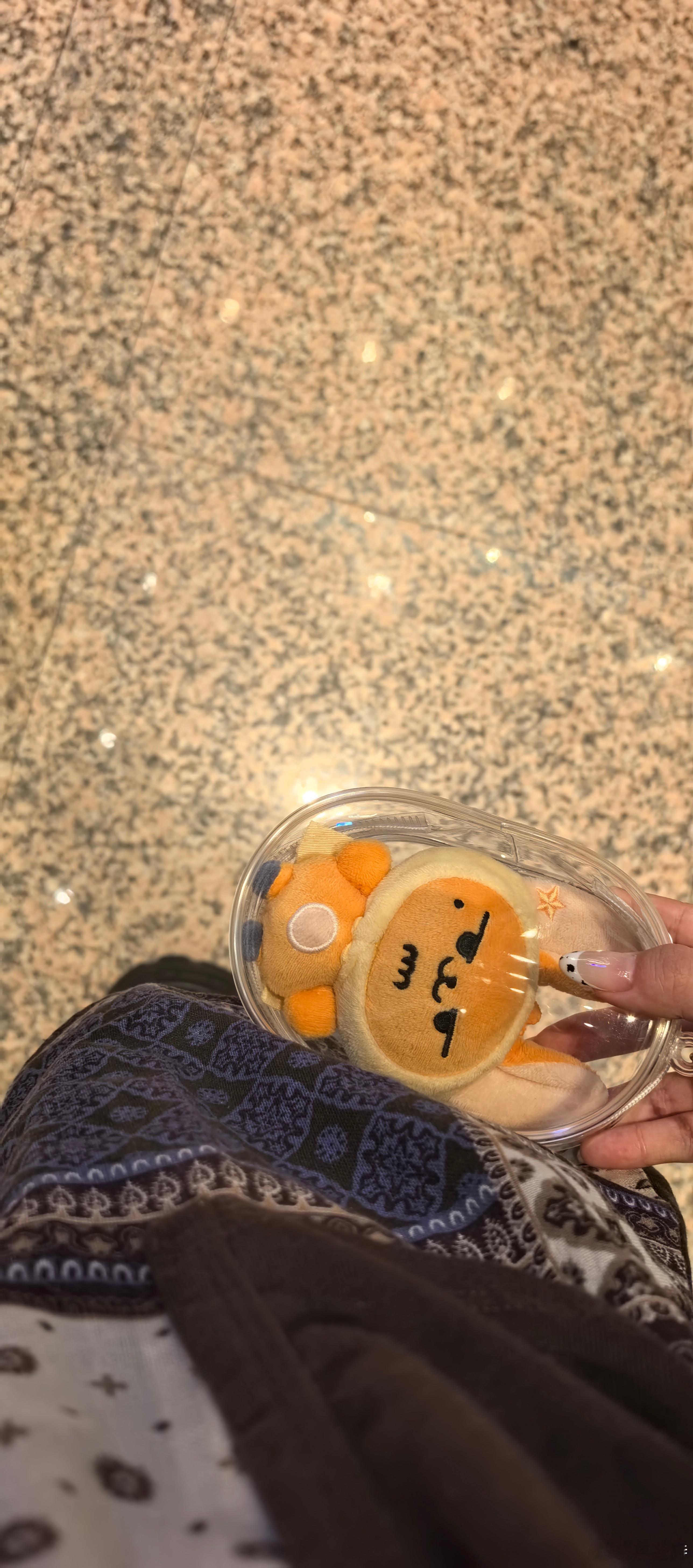txt 有人在启德地铁站附近捡到一个黄春吗 带着盒子 😭 大概率在站内 或者地