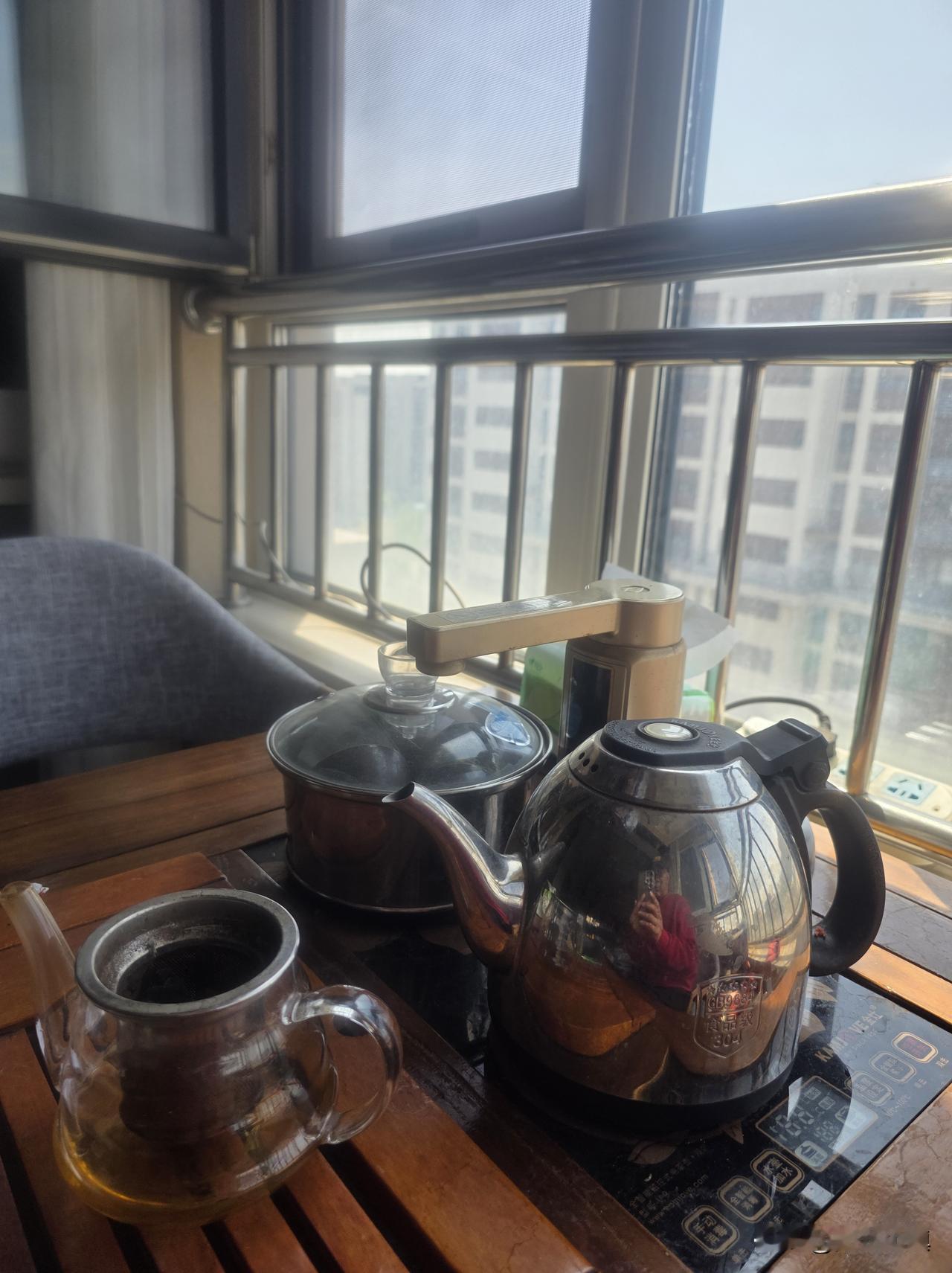 一个人的日子
 
退休后的时光，把日子过成了独处的清欢，一个人的晨昏，藏着岁月最