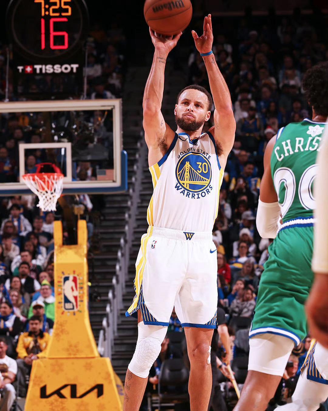 戴维斯再次伤退，弗拉格27分，库里23分生涯总得分突破26000分大关，助勇士主