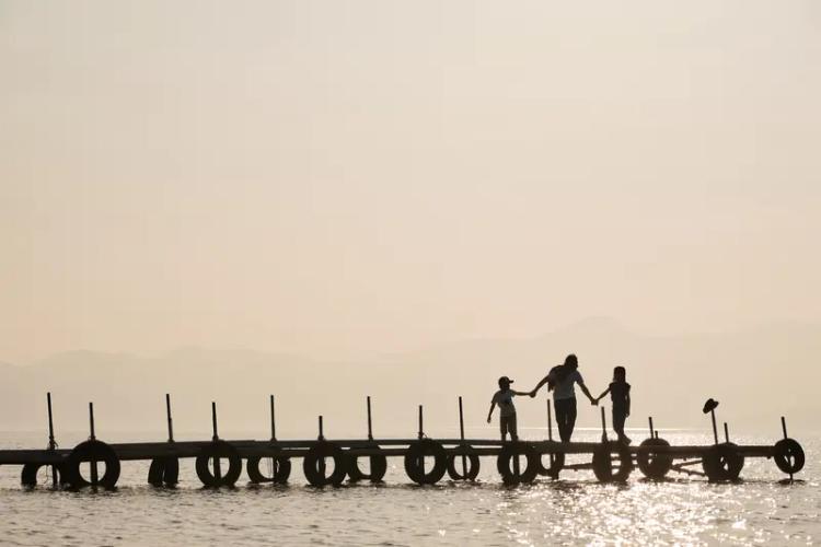 在我看来，有意义的人生通常包含以下几个层面：

1. 向内探寻：认识与接纳自我