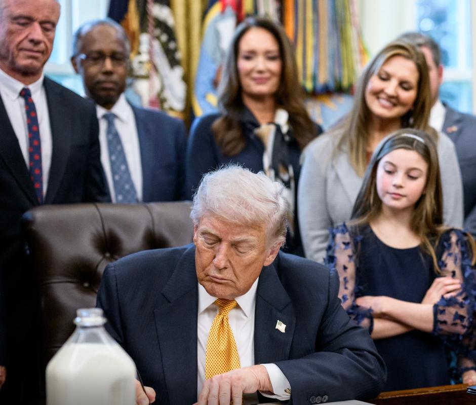 台湾天塌了，美国翻脸。
 
特朗普政府突然公布决定，将对部分高端人工智能芯片加征