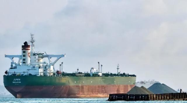 两艘中国油轮，正驶向美军的封锁线。美国敢不敢扣？全世界都在屏息关注！在加勒比海的