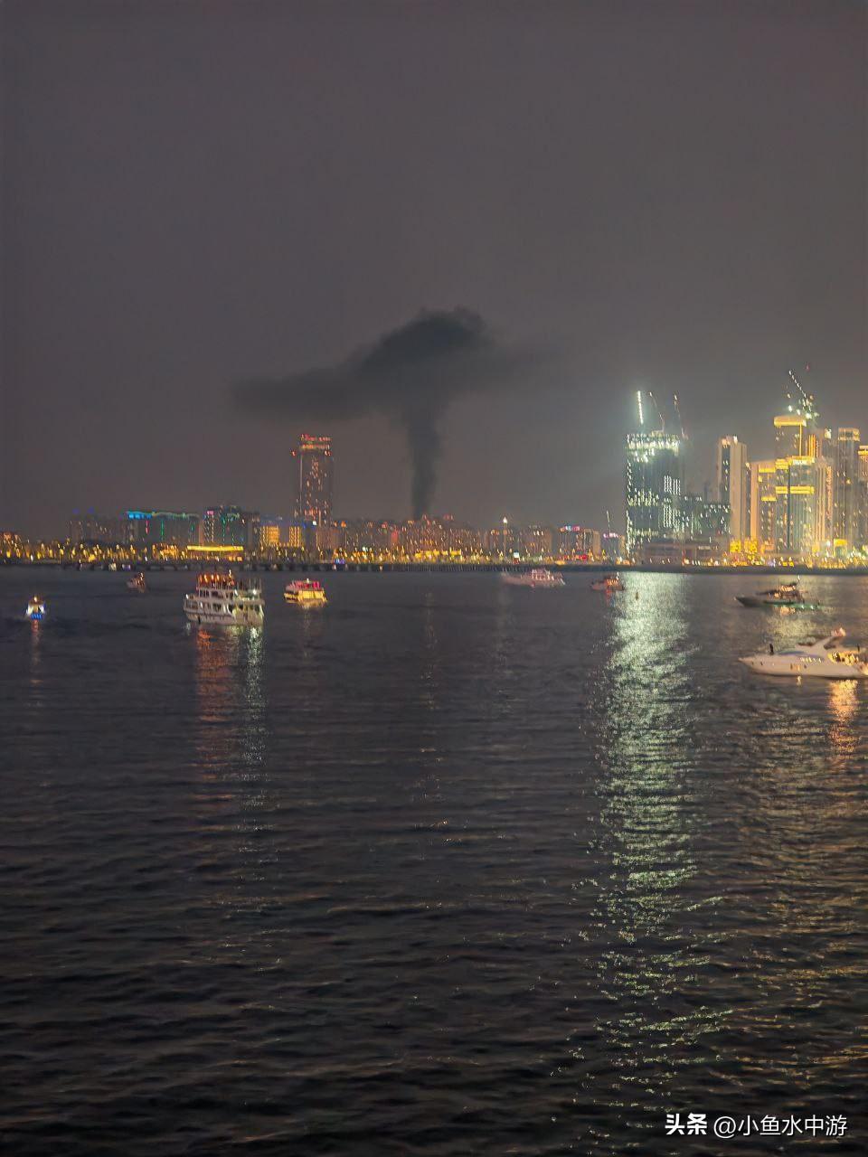 迪拜遇袭：哈利法塔附近发生爆炸
 
一枚伊朗导弹坠落在人工岛朱美拉棕榈岛上的一处