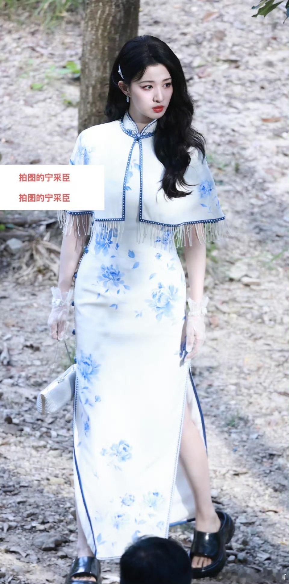 王楚然青花瓷成精了 终于懂了“天青色等烟雨”的意境，王楚然就是那抹等来了的惊艳。