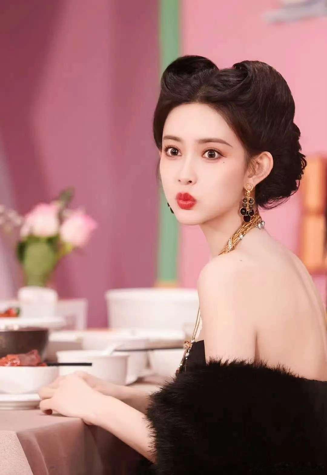 95四小🌸旦：孟子义、周也、虞书欣、田曦薇 超萌猫咪造型，美美的很安心！ ​​