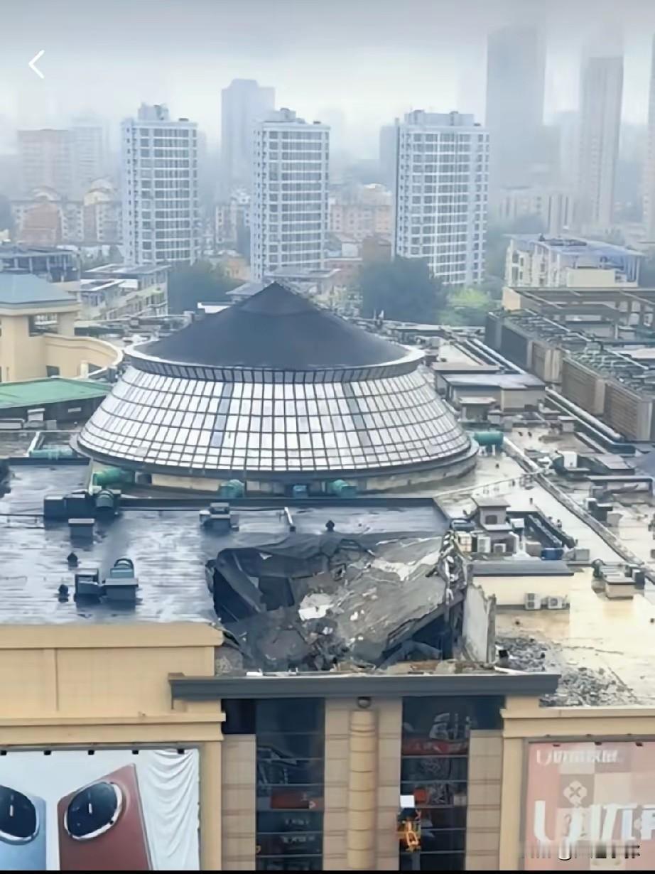 大连和平广场楼顶突发坍塌！万幸无伤亡，但警钟已敲响

5月27日，大连和平广场楼