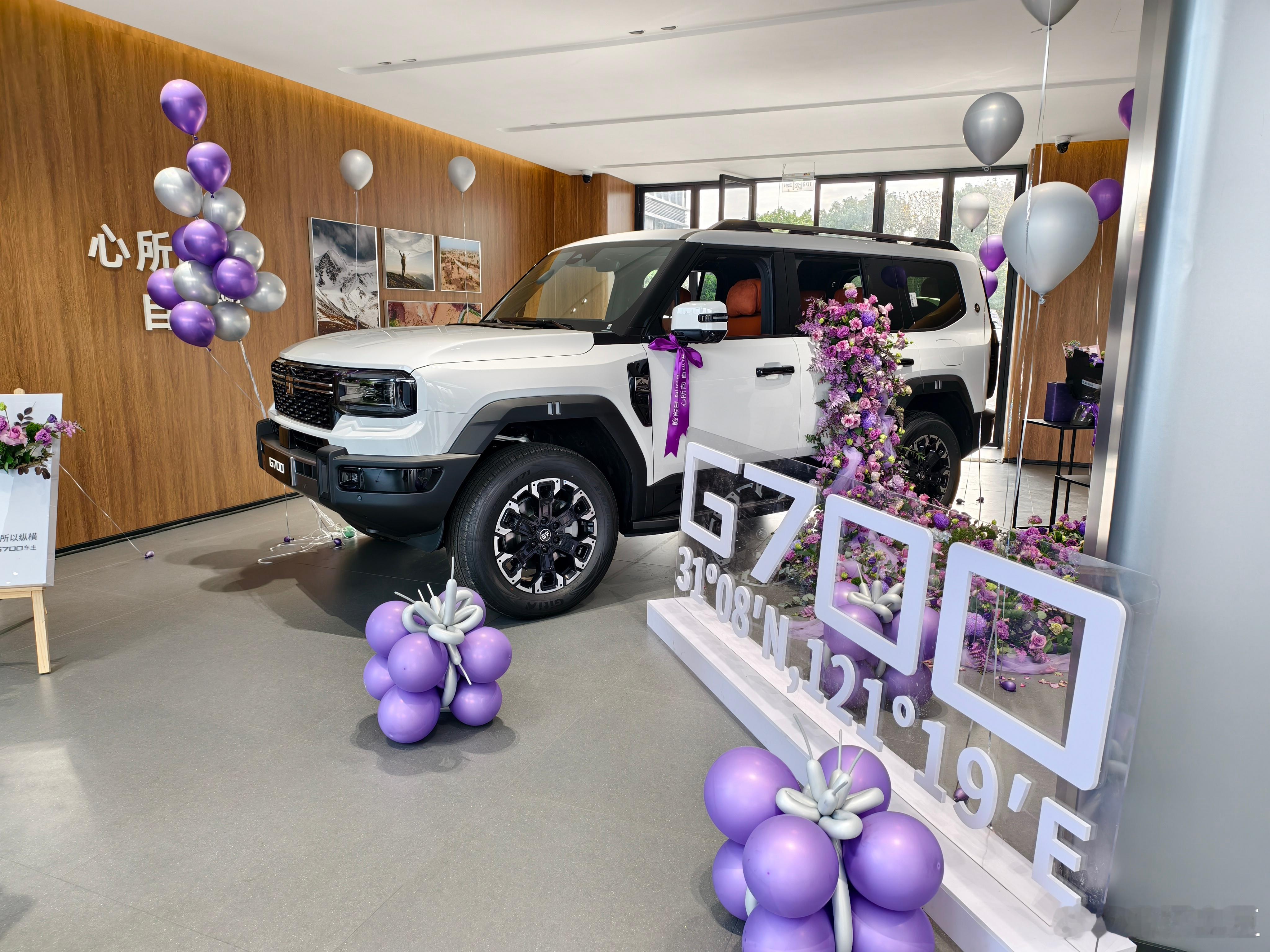 纵横第100家体验中心在上海正式开业！当天还举行了纵横G700交车仪式，李学用为