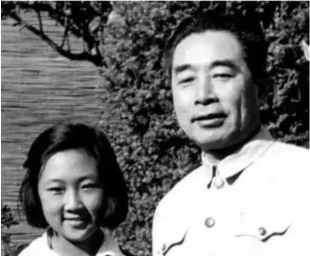 周总理侄女出嫁给沈钧儒长孙，总理亲自送厚礼，新娘却骑自行车前往婆家，背后有何故事