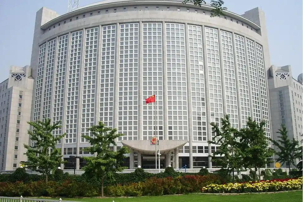 外部势力又把“介入”的手伸向统一议题。

这不是协防，是踩中国主权红线。中国应公
