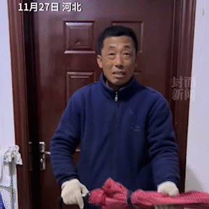 河北一六旬老父亲为找回丢失的伞全身淋湿，儿女们看着父亲狼狈样，在一旁哈哈大笑，认